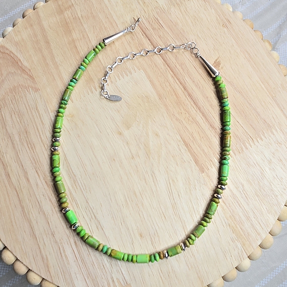 NA Running Bear Green Gaspeite Bead Necklace - Picture 3 of 7